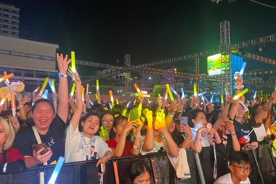 Cuốn hút chương trình 'The East – Live concert hạ' ở phố đi bộ, chợ đêm Bạch Đằng