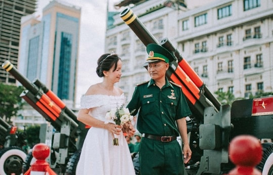 Vợ chồng U60 chụp ảnh cưới ở bến Bạch Đằng nhận hàng nghìn lượt 'thả tim'