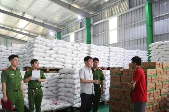 Cảnh sát đột kích xưởng làm giả 71 nghìn lít dầu ăn, 40 tấn mì chính