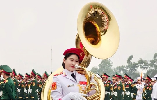 Nữ chiến sĩ 'khối hoa hậu' vác kèn nặng 19 kg tập diễu binh thu hút sự chú ý