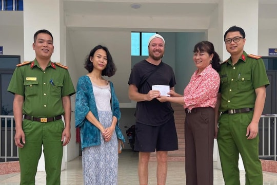 Anh Đặng Hoài Sơn ở Tứ Kỳ trả lại tiền cho một người Thụy Điển chuyển khoản nhầm