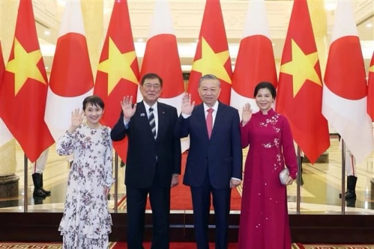 Party chief receives Japanese PM in Hanoi