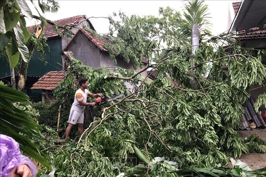 Heavy rain with thunderstorms, tornadoes and hail caused serious damage in many places