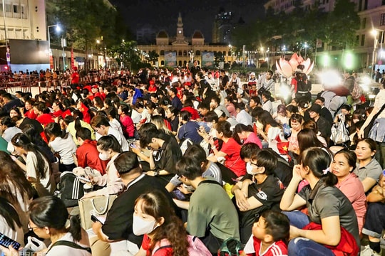 Người dân đổ về trung tâm TP Hồ Chí Minh từ nửa đêm chờ xem tổng duyệt diễu binh