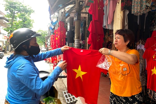 Shirts, hats, red flags with yellow stars attract customers