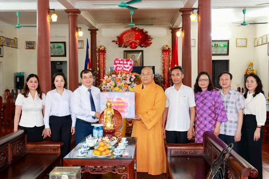 Lãnh đạo UBND tỉnh Hải Dương thăm, tặng quà chúc mừng Lễ Phật đản