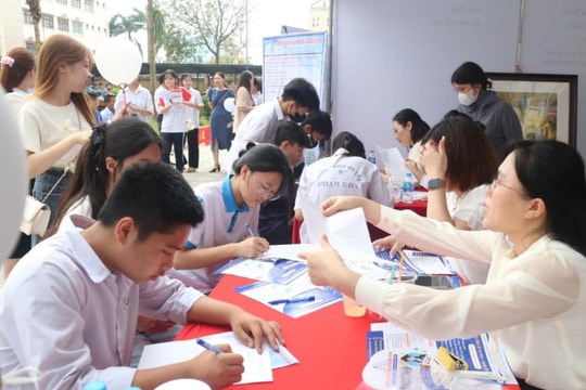 More than 1,000 students attend the Vocational Education Admissions Consulting Day in Hai Duong province