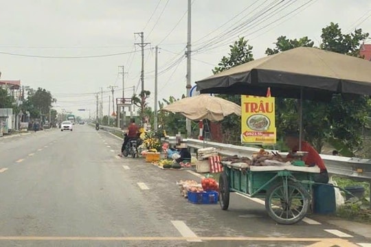 Bán hàng dưới lòng đường 390 qua xã Thanh Quang