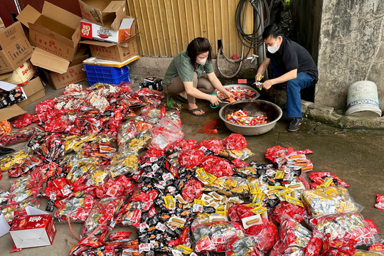 Hàng tấn chân gà, cánh gà, xúc xích 'made in China' bị thu giữ