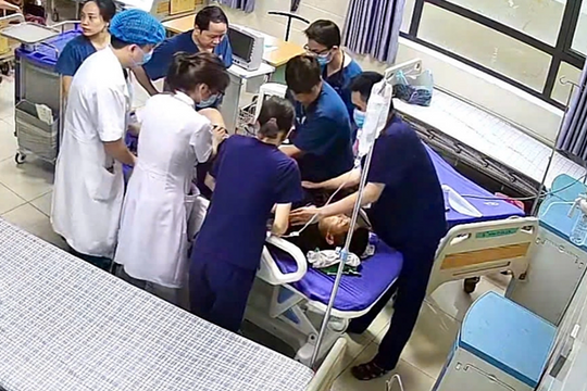 Y bác sĩ bị hành hung vẫn ép tim cứu trẻ