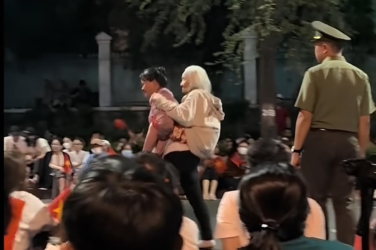 Cõng mẹ 100 tuổi đi xem diễu binh