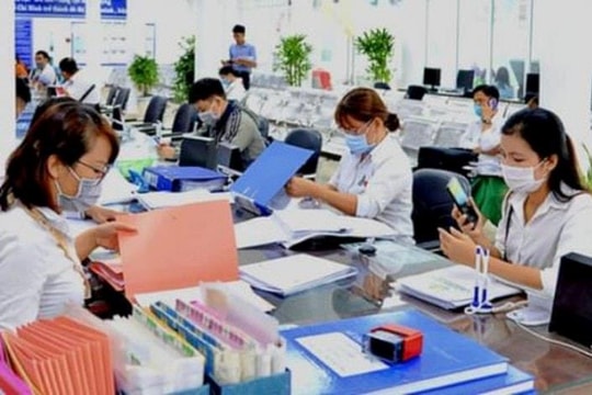 Without a formal degree, will commune civil servants be downsized when arranging administrative units according to Decree 29?