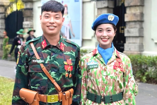 Two Vu sisters in Hai Duong proudly parade on reunification day
