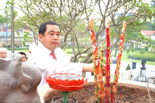 Các đồng chí lãnh đạo tỉnh Hải Dương dâng hương, dâng hoa kỷ niệm 50 năm ngày thống nhất đất nước