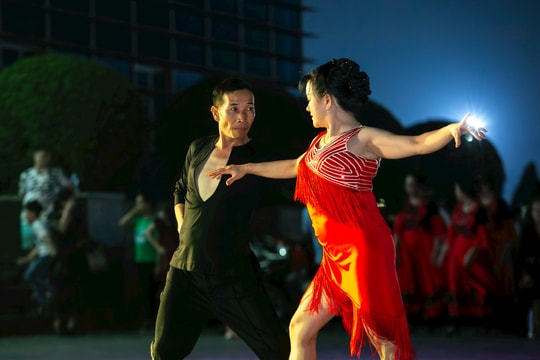 More than 400 dancers dance to celebrate the 50th anniversary of the liberation of the South