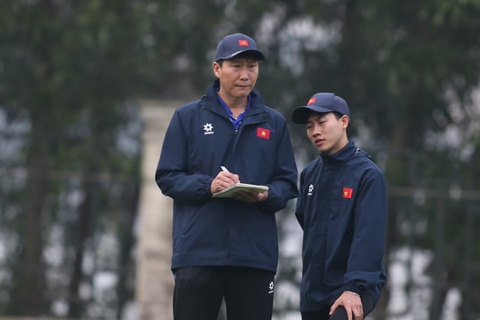 Huấn luyện viên Kim Sang Sik làm mới danh sách tuyển Việt Nam bằng... người cũ