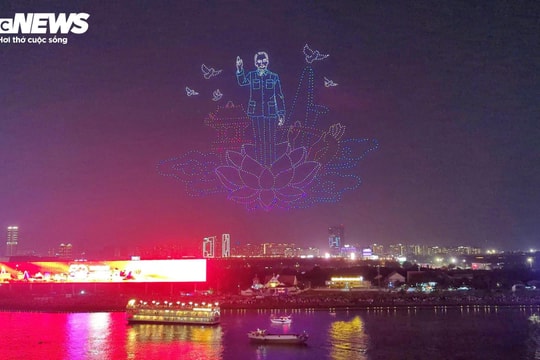 Mãn nhãn màn tổng duyệt 10.500 drone tuyệt đẹp trên bầu trời TP Hồ Chí Minh