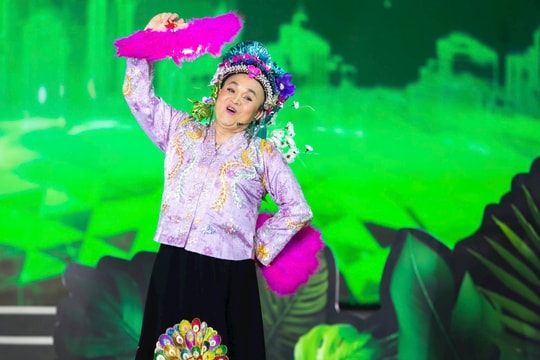 Nghệ sĩ Xuân Hinh khuấy động sân khấu 'Tuần lễ văn hoá Việt Hưng' ở Thanh Miện
