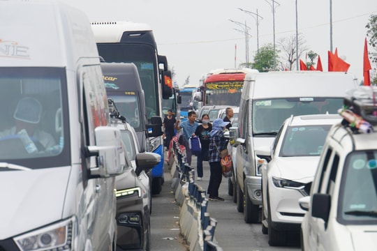 Ô tô, xe máy xếp hàng dài chờ qua phà đi Cát Bà