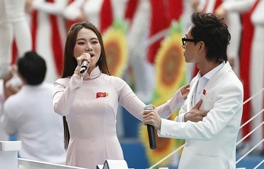 Phương Mỹ Chi gây chú ý, Võ Hạ Trâm hát ca khúc 2 tỷ lượt xem trong đại lễ 30/4