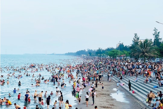 Tourists flock to Cua Lo beach during the holidays