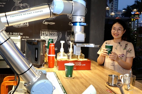 Robot pha đồ, bưng bê tại quán cà phê ở Hà Nội