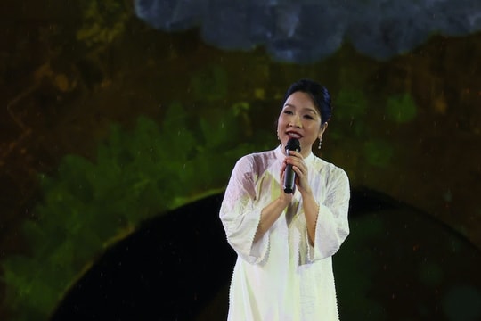Xúc động nghe diva Mỹ Linh hát 'Bài ca hy vọng' dưới mưa
