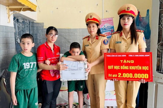 Cảnh sát giao thông Hải Dương trao học bổng khuyến học cho 10 học sinh khó khăn