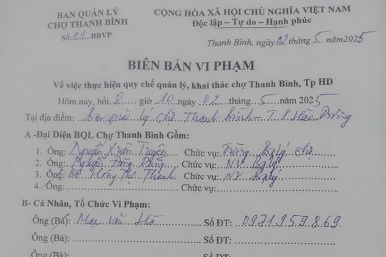 Lập biên bản vi phạm với tiểu thương bán áo in bản đồ Việt Nam không có quần đảo Hoàng Sa, Trường Sa
