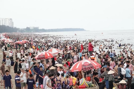 Many tourist destinations across the country 'fall' during the April 30 holiday
