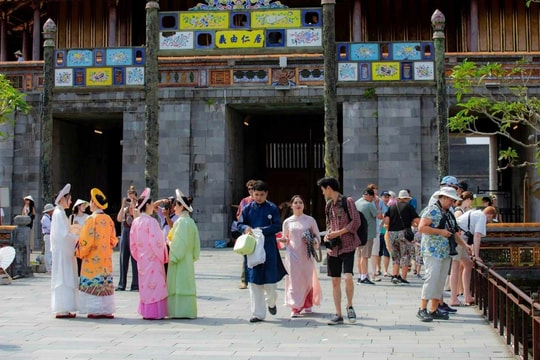 Many provinces and cities welcome a surge in visitors during the holidays