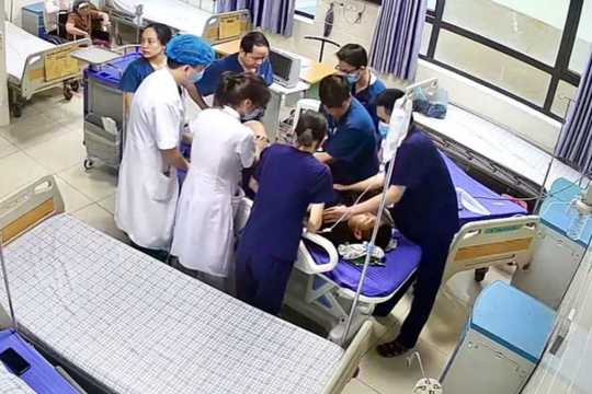 Tuyên dương y bác sĩ bị hành hung vẫn ép tim cứu trẻ