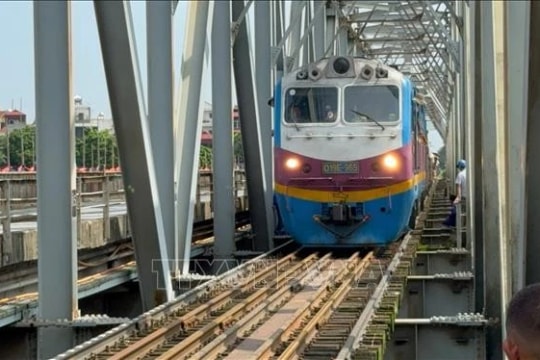 PM orders fast-track construction of Lao Cai - Ha Noi - Hai Phong railway