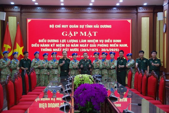 Honoring female soldiers in Hai Duong participating in the parade celebrating the 50th anniversary of national reunification