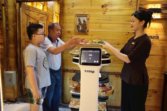 Nhà hàng đầu tiên tại Hải Dương sử dụng robot phục vụ khách