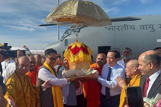 Hàng trăm tăng ni, phật tử TP Hồ Chí Minh xúc động nghinh đón xá lợi Đức Phật