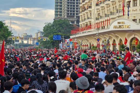 Tour lịch sử bùng nổ, du khách đến TP Hồ Chí Minh đông chưa từng có