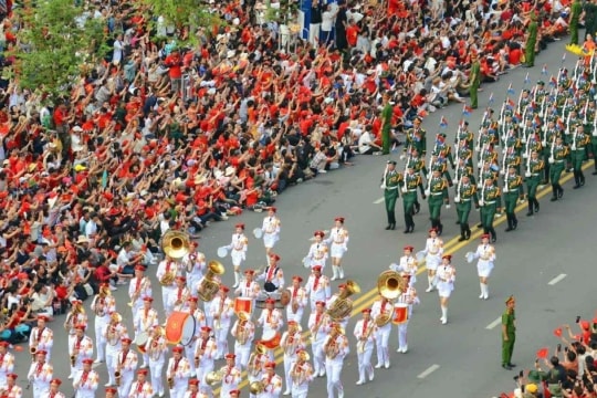 People in Ho Chi Minh City celebrate 50th anniversary of national reunification