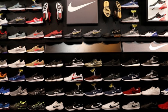 Nike, Adidas kêu gọi ông Trump miễn thuế nhập khẩu