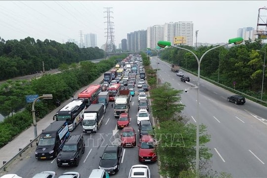 Người dân ùn ùn trở lại Thủ đô sau kỳ nghỉ lễ