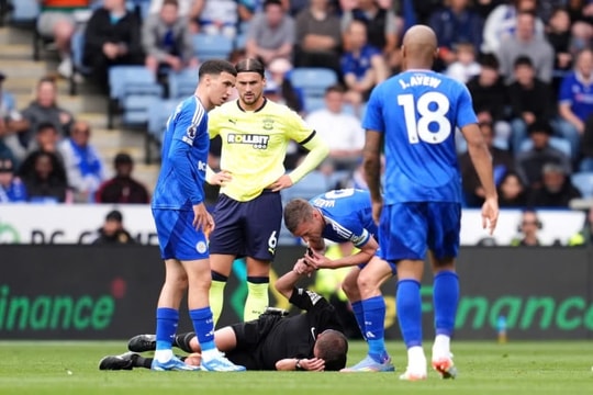 Vardy blows whistle to stop match as referee suffers head injury