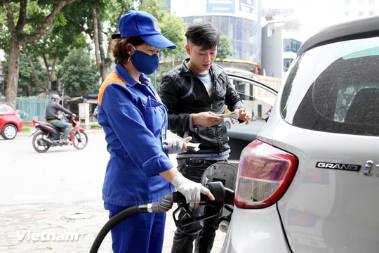 Gasoline prices decrease together