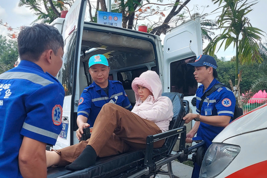 Hàng trăm người bị say nắng khi chờ chiêm bái xá lợi Đức Phật