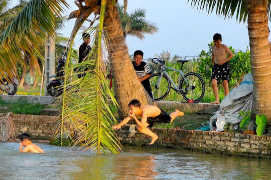 Nhóm học sinh tắm ao nhưng không có người lớn giám sát