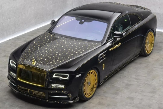 Unique Rolls-Royce Wraith sprinkled with 24K gold from the inside out