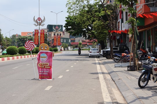 Băng rôn tuyển dụng trưng dưới lòng đường