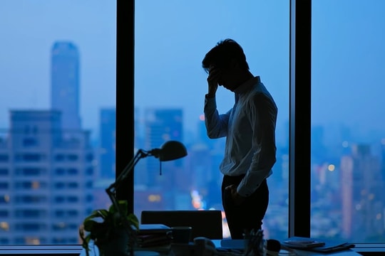 I have 20 billion VND so I want to retire early, but my wife makes me work until I'm 60.
