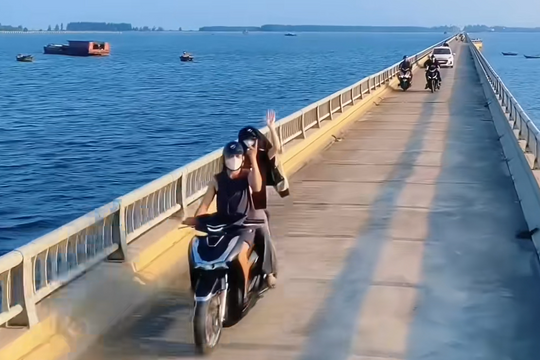 Cung đường vượt biển ở Ninh Bình ít người biết, cảnh hoàng hôn đẹp mê ly