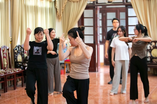 Hai Duong artists participate in the national 'Sen Village Singing' Festival