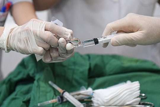 Một phụ nữ ở Hải Dương suýt chết sau mũi tiêm khớp vai tại phòng khám tư